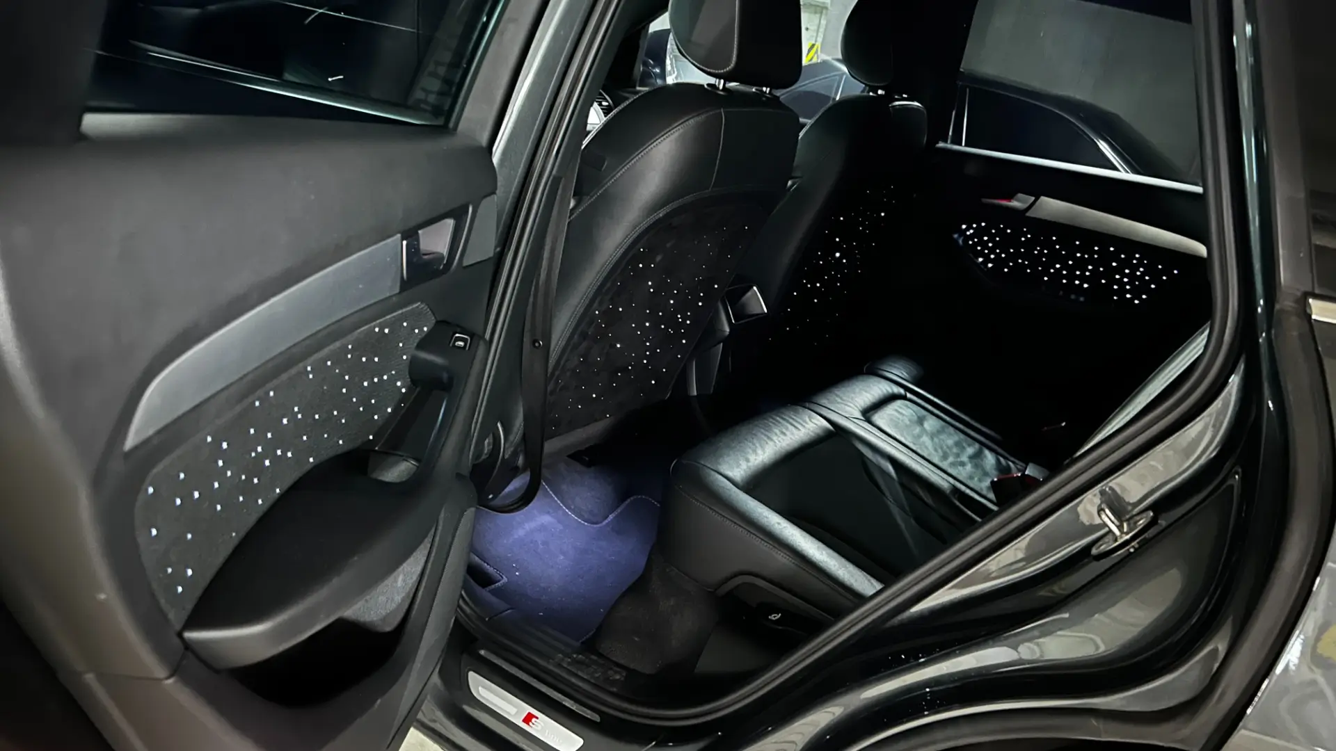 Audi Q5 - programovatelné nebe, jednobarevný dekor – foto 2