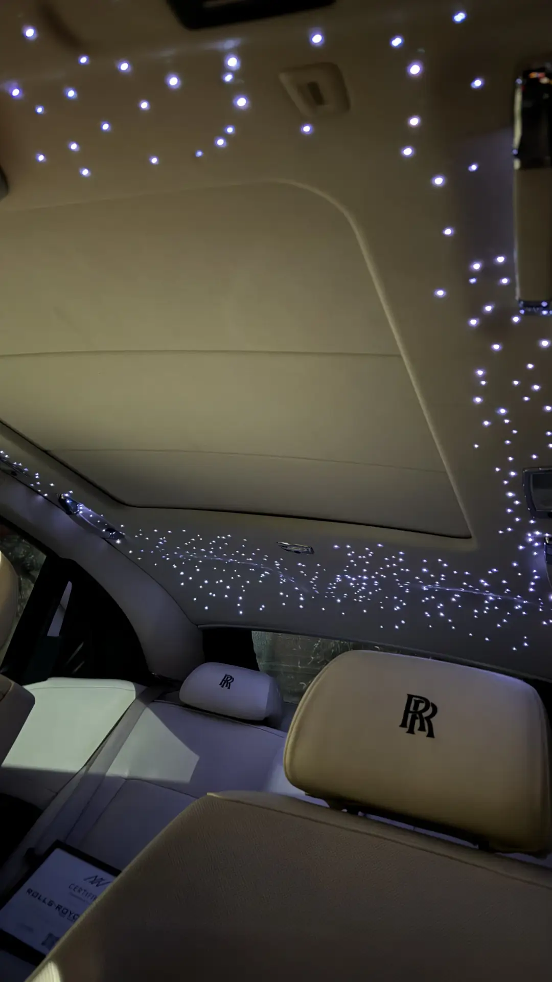 Hvězdný strop instalovaný ve stropnici automobilu